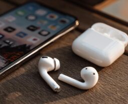 Почему AirPods вдруг перестают дружить с iPhone и как быстро вернуть их к жизни